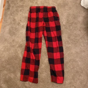 Hm pyjamas byxor  - Pyjamas byxor från hm som jag inte använder längre så ska försöka sälja dom Dom är i bra skick och som sagt knappt använda 