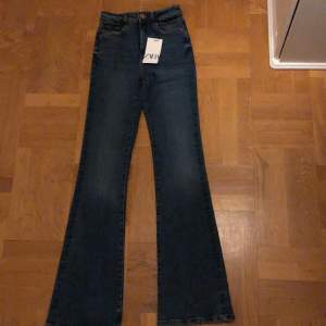 Ett par helt nya Flarie fit zara jeans som aldrig är andvända med lappen på😊