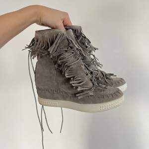 Köp gärna via ”köp nu”🙌 så himla snygga grå skor med fransar och kilklack! Bra skick. 350kr + frakt. Klacken är ca. 5cm hög