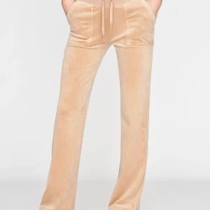 Juicy couture byxor - Jag säljer mina juicy byxor för att dem inte kommer till användning längre. Jag har använt dem ett par gånger men dem är i bra skick. 