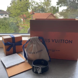 Louis Vuitton armband - Arman köpt i Stockholm på Louis Vuitton butiken i Stockholm. Allt på bilden tillkommer. Kvitto finns. Använt men bra skick. Skriv för fler bilder