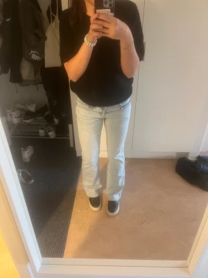 Low waist jeans - Jeans från pull and bear som är lågmidjande, är som nya. Säljer för 150 kr!💓