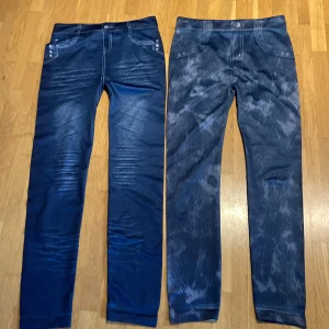 Tights  - Två tights med jeans tryck  Står ingen strl men skulle tro 34 kanske 36