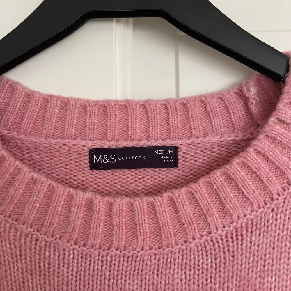 Rosa stickad tröja från Marks & Spencer i storlek M. . Stickat.