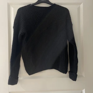 Stickad tröja  - Stickad tröja från okänt märke, använd fåtal gånger i mycket gott skick 