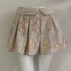 Söt vintage kjol, passar s och xs! Den har korta shorts under 