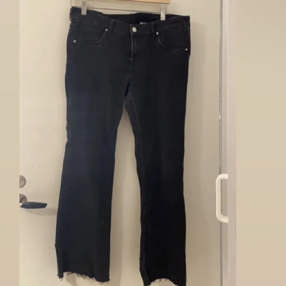 Väldigt snygga low waist jeans som tyvärr inte kommer till någon använding. bra skixk . Jeans & Byxor.