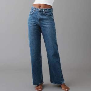 Dessa blåa jeans är från Gina Tricot, har använt dessa en gång. Har dom i storlek 38. Köpte dessa för 499 och säljer dom för 300. 
