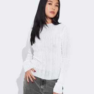 KP KIANA - BIKBOK - I Vit långärmad ribbad see through tröja | Strl: Xs | Pris kan diskuteras | Skick: Mycket bra | Köparen står för frakten | OBS: kragen har yttepytte lite smink på sig. Det går att få bort med tvål & vatten, eventuellt bikarbonat & klorin. Skickar bilder |