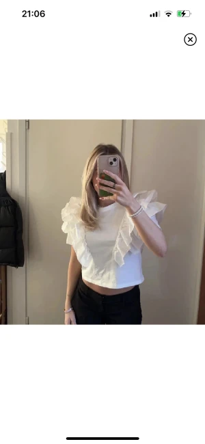 Vit volangtopp - Lägger ut igen! Sjukt snygg volangtopp/t-shirt från Gina Tricot💕 Köpt för längesen men aldrig använd så nyskick!