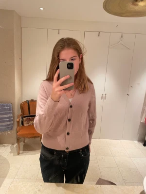 H&M cardigan - Mycket bra skick hör av er för fler bilder eller om ni har några frågor 