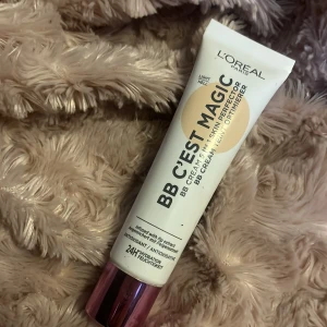 Loreal Paris bb cream  - Ny använd kanske 2-3 gånger Max. En vit bb cream som ändrar färg när du blandar ut. Köpt för kanske 170kr säljer för 120kr
