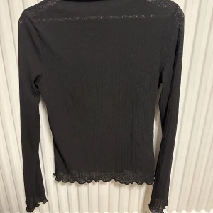 Långärmad topp - Långärmad topp från Gina som är halvt genomskinligt. Bra skick!