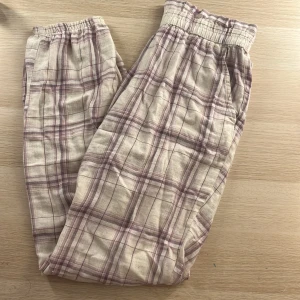 Rutig pyjamasbyxor! - Jättte snygga pyjamasbyxor från Kappahl! Storlek 164 men passar mig som har 34/S i byxor! Tecken på användning men inga skador eller nått! Så bra skick❤️
