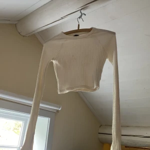 Tröja med slits i ärmarna - Jättefin tröja med slits i ärmarna från Gina 