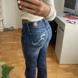 Low waist bootcut jeans - Lågmidjade Vinted jeans från rock&republic några diamanter saknas från bakfickorna. Passar strlk xs-s Kontakta mig om ni vill ha fler bilder. Köparen står för frakt💕(Innerbensmått=72cm midjemått=37cm ytterbensmått=98cm)