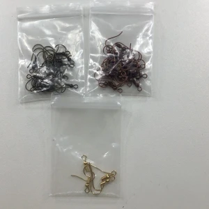 Örhängen  - Säljer örhängen krokar de guldiga är snart slut! ⚡️💕 kontakta gärna mig vid köp. Säljer också berlocker till 😊💕1kr/st eller paketpris för alla eller en påse 💗⭐️Helt oanvända!