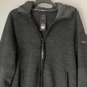 Sail racing zip  - Skön sail racing zip som är väldigt sällsynt! Skick 9/10. Skriv vid frågor!