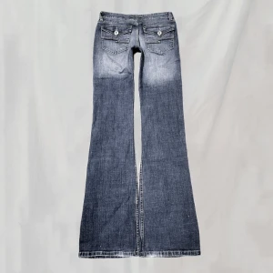 Lågmidjade jeans - Midja:70 innerben:86 Lågmidjade jeans med detaljerade bakfickor. Sitter bootcut. Uppskattar passa en XS/S, dock långa ben! Långa på mig så svårt visa passform. Lite smått nötta, nötningar vid fotändar. Men överlag fint skick!!🤍