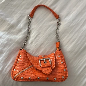 Nakd väska  - Lägger upp igen!!! Superfin orange väska från nakd, använd 1 gång, tillkommer ett längre band med som aldrig packats upp.  Kommer ej till användning. Nypris: 499kr 