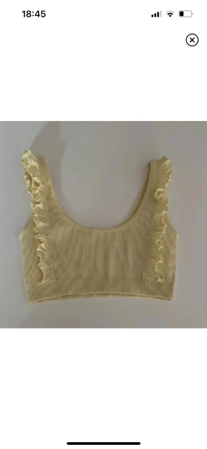 Gul topp - Så söt gul topp från zara i stl xs-s💕 den är väldigt kort