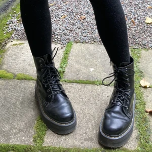 Dr martens Jadon - bra sick, väldigt lite använda och väldigt fina ! priset går diskutera 