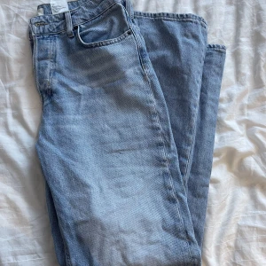 Jeans - Jeans i rak passform använd fåtal gånger i mycket gott skick 
