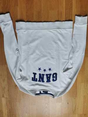 Gant tjocktröja  - Säljer en gant tjocktröja i storlek 176 cm, vilket skulle motsvara xs-s. Tröjan är i gott skick. 