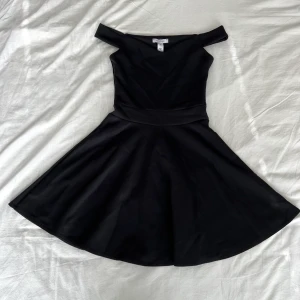 Svart klänning - Superfin klänning i storlek XS, använt en gång. Mötas upp i Stockholm eller fraktas!