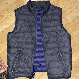 Ralph Rauren väst - Oanvänd väst som inte kom till användning. Är såkalrti bra skick då och vill bara bli av med den.