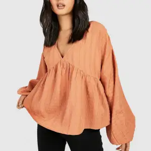 Supergullig helt oanvänd orange blus från boohoo i strl 36😍