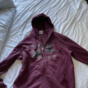 One of one zip hoodie - Skicket är 10/10 nästan aldrig använd. Nypris 1000 i en av deras pop up butik. Priset ej huggit i sten vid snabb affär