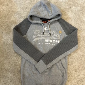 Hoodie - Grå Hoodie med tryck. Tröjan är aldrig använd.