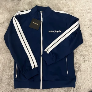 Palm angels kofta - Helt ny med tags och scan. Har även byxorna till koftan för hela tracksuiten de ba o skriva. 
