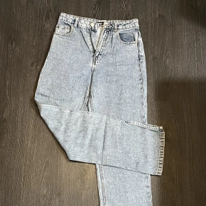 Jeans🦋 - Högmidjade jeans med slits!