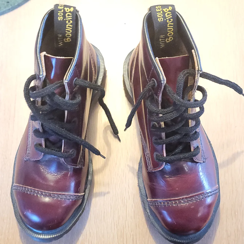 äkta dr martens och är vintage bara andvända en gång❤️säljer för att det inte är i min stil. Det är köpta 1997 så det säljs inte längre nya skor vad jag kan hitta. Lägger på budgivning!det är speciella skor svåra att hitta!🩷skriv om du är intresserade . Skor.