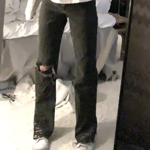 Hello Kitty jeans - Riktigt coola jeans från bershka limited edition med hello Kitty tryck på rumpan. Det är slitt nedtill och så har jag klippt upp dom lite så de passar mig som är 162 i längden. Skriv för mer bilder💕