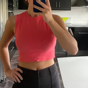 Topp  - Älskar denna toppen från Zara. Har den i fler färger, men just denna kommer aldrig till användning. 