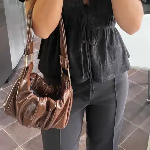 En brun handväska från ASOS som inte är använd. Med en inbyggd kort hållare i insidan🤎