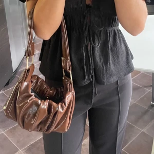Väska  - En brun handväska från ASOS som inte är använd. Med en inbyggd kort hållare i insidan🤎