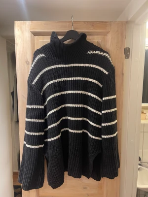 Randig tröja från Lindex - Storlek XS/S Liten tråddragning finns, se bild. Inget som jag tycker stör när man har den på sig