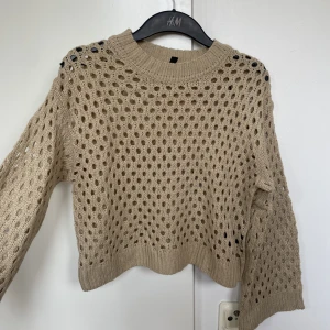 Ihålig tröja  - Ihålig tröja från H&M i storlek S (Helt ny) 