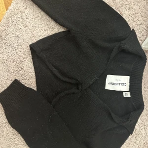 Tröja - En svart stickad tröja, använd 2ggr, strl 38 men passar likaväl en 36. Jag har xs-s k strl o den passar på mig, väldigt stretchig