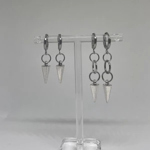 Triangualr stud Layerd hoop sett - 1 par för 125kr eller 2 par för 200kr. Material: mestadels rostfritt stål 💕😊