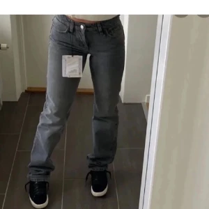 Grå jeans från Zara - Säljer ett par super fina jeans från Zara i strlk 32, pris går att diskutera, hör av dig om du är intresserad 
