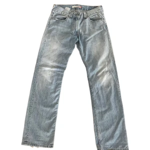 Levis 506 vintage - Skitsnygga vintagejeans från levis i modellen 506, dom är raka/bootcut i benen. Low waist!  Midjemått 42cm Innerben 80cm