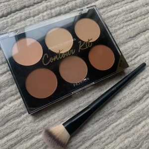 Contour kit - Säljden denna contour paletten som inte riktigt passade min hud ton. Den är helt oanvänd. Jag skickar även med en gratis contour borste på köpet 🎁 Köparen står för frakt 💌