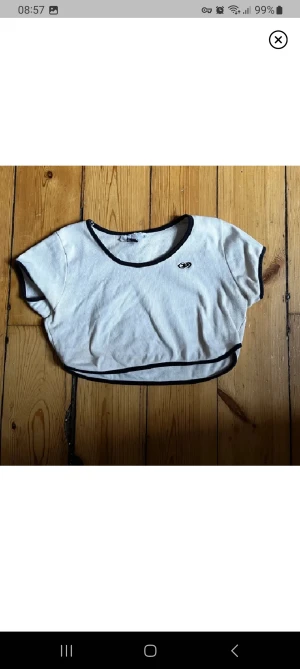 Croptop - Säljer denna jätta dina croptop då jag inte använder den! Köpt här på plick och är i jätte fint skick