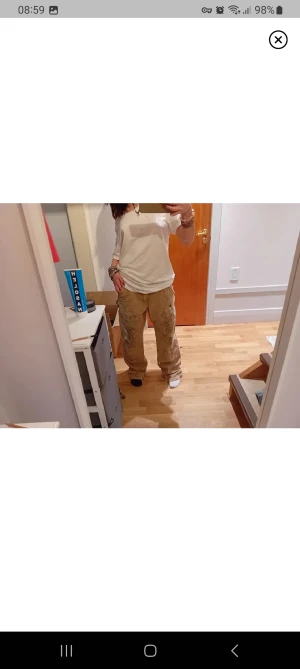 Jeans - Säljer dessa baggy jeans. Dom här mycket färg och ser slitna ut(va så när jag köpte) pris går att diskutera men köpte dom för 1000😅