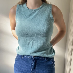 Ljusblå stickad väst - En söt ljusblå stickad väst som passar S/M!